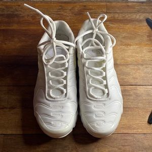 I’m selling women’s nike air max shoes, size 6.5.